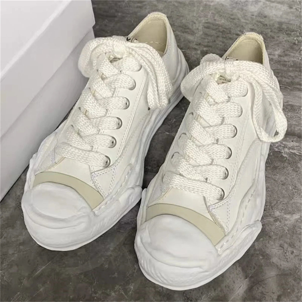 2023 Footwear Mmy Maison Mihara Yasuhiro Top Sneakers Flats Unisex Canvas Trainer Lace-up Trim Shaped Toe Women Luxury Designers