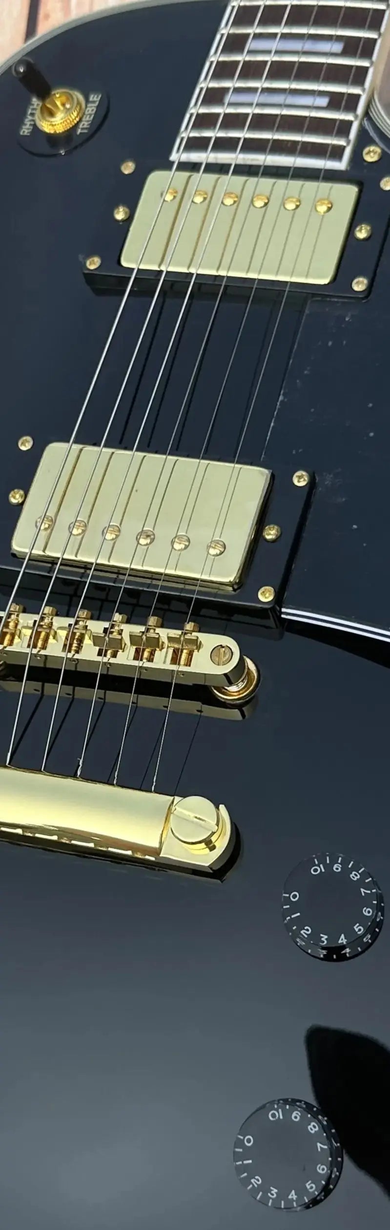 Customized electric guitar, black shiny, gold accessories, imported paint, shiny, available in stock, lightning package