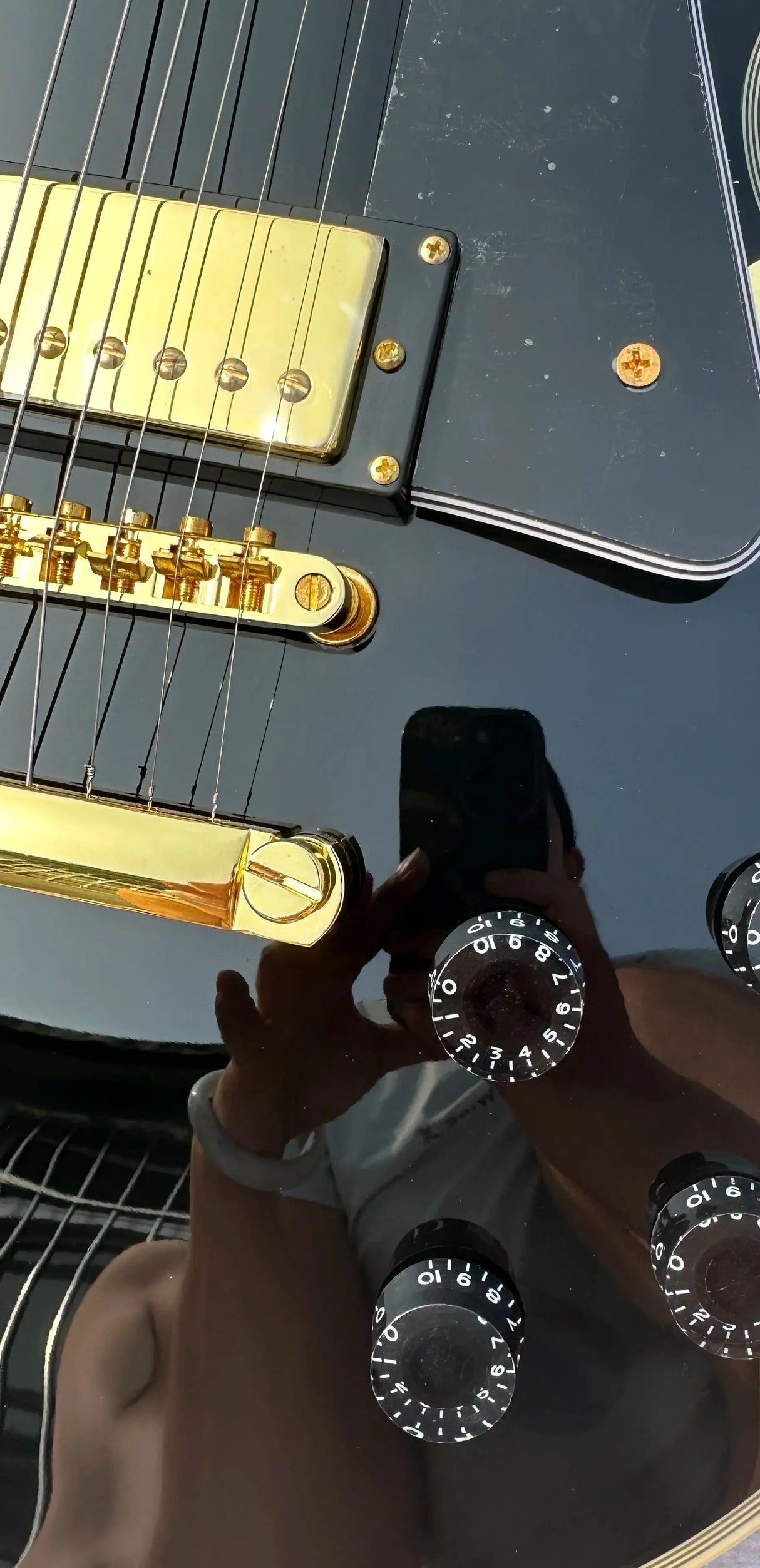 Customized electric guitar, black shiny, gold accessories, imported paint, shiny, available in stock, lightning package