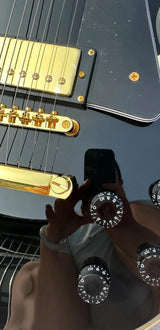 Customized electric guitar, black shiny, gold accessories, imported paint, shiny, available in stock, lightning package