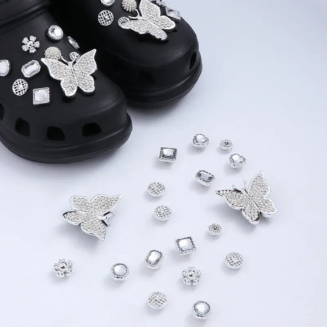 Designer Cute Shoe Charms Flowers Butterfly DIY Fashion Clogs Buckle Decorations Vintage Luxury Shoe Charms for Crocs 2024 New