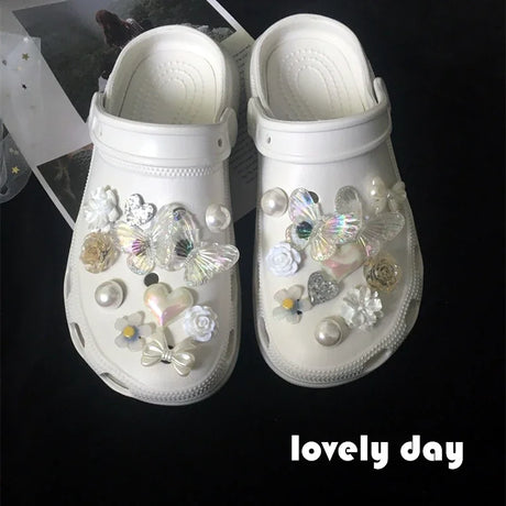 Designer Cute Shoe Charms Flowers Butterfly DIY Fashion Clogs Buckle Decorations Vintage Luxury Shoe Charms for Crocs 2024 New