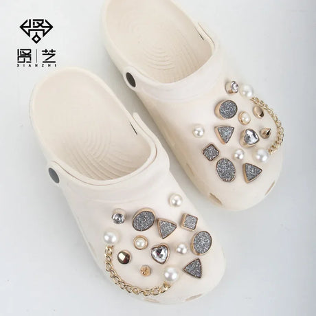 Designer Cute Shoe Charms Flowers Butterfly DIY Fashion Clogs Buckle Decorations Vintage Luxury Shoe Charms for Crocs 2024 New