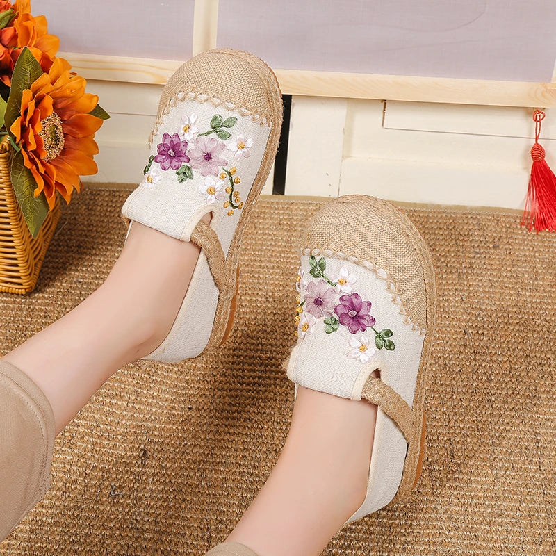 New Embroidery Flowers Flats for Women 2023 Autumn Comfortable Canvas Casuals Shoes Woman Chinese Style Espadrille Shoes Female