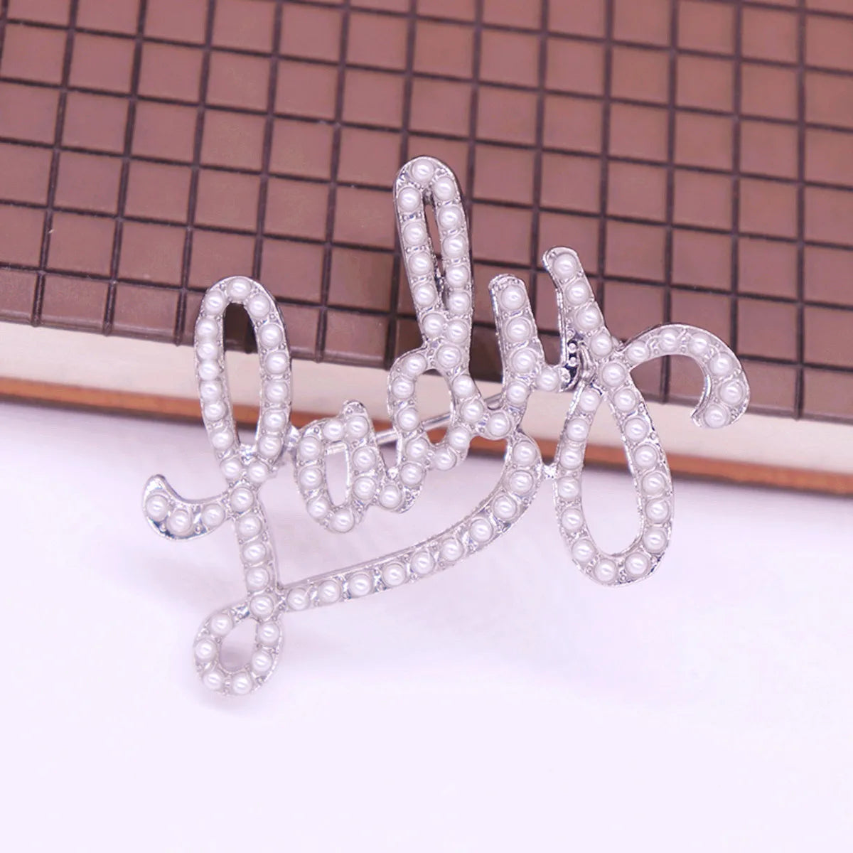 Custom Stylish Alloy Metal Imitation ABS Pearl Letters LADY PIN Brooch