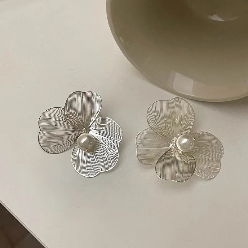 Metal Flower Pearl Earrings European And American Style Personality Fashion Stud Earrings Ms Girl Travel Wedding Accessories