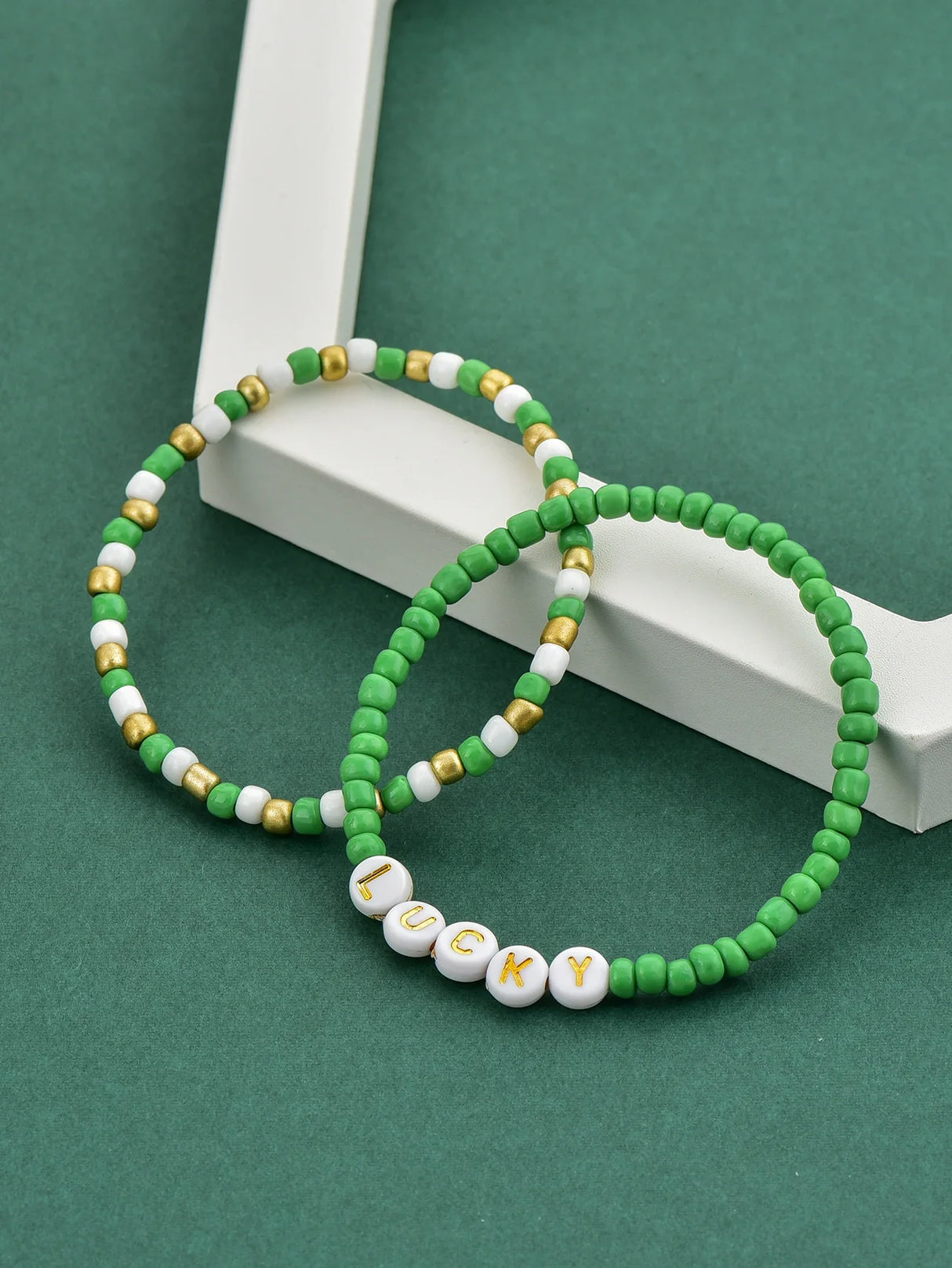 2 pieces of fashionable St. Patrick’s Day soft clay rice beads acrylic four-leaf clover lucky element trend bracelet